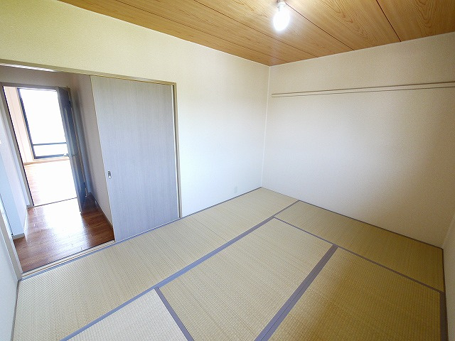 サンビレッジ学園前東坂　G棟の和室|日本らしい落ち着いた雰囲気の和室です
