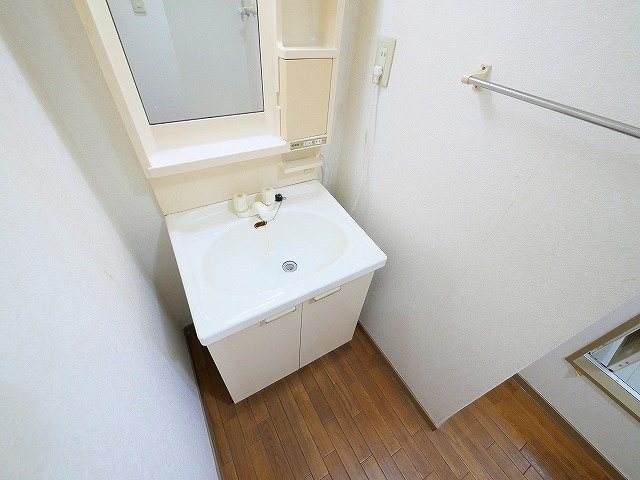 サンビレッジ学園前東坂　G棟の洗面所|ゆったりとスペースのある洗面所