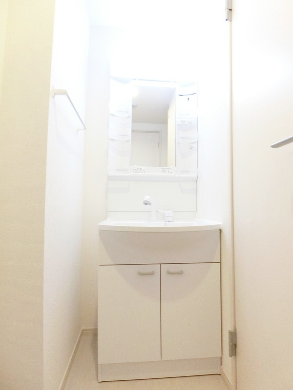 鎌倉市岡本２丁目の賃貸マンションの洗面所|明るい洗面所です