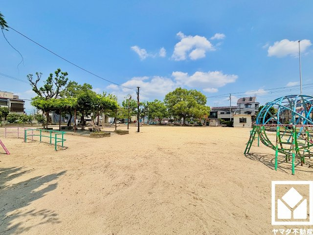 尼崎市西難波町２期のその他|ゆったりとした敷地にタイヤのブランコやすべり台など複数の遊具を備えた「西難波公園」まで徒歩2分（約120m）。園内には砂場や広場もあり、多様な遊び方が楽しめる環境で、子育て世帯の方にもお勧めです。
