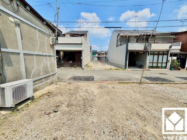 尼崎市西難波町２期の外観|カウンターキッチンなので配膳や片付けがしやすく、お料理中もリビングにいるお子様の様子が見守りやすい設計です。災害時の非常食や食料品のストックなども保存できる床下収納がございます。