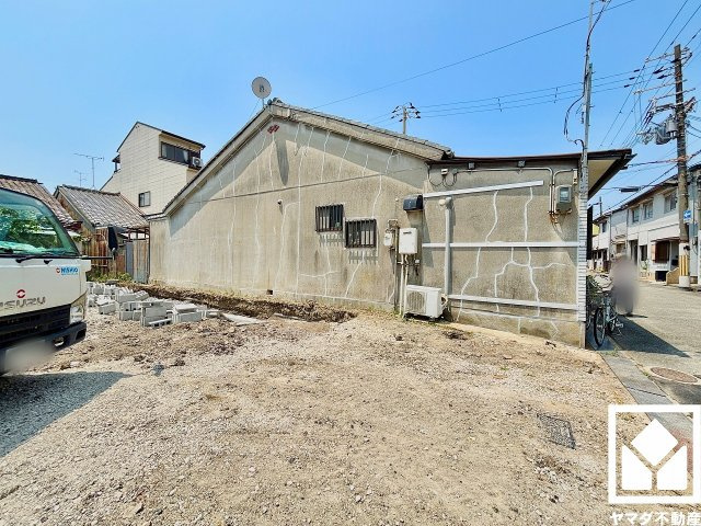 尼崎市西難波町２期の外観|真冬の寒い浴室を暖かく、また雨の日の洗濯物の乾燥にと多用途に活躍する浴室暖房乾燥機付きです。窓が設置されており、自然換気や採光も確保された明るい浴室になっています。