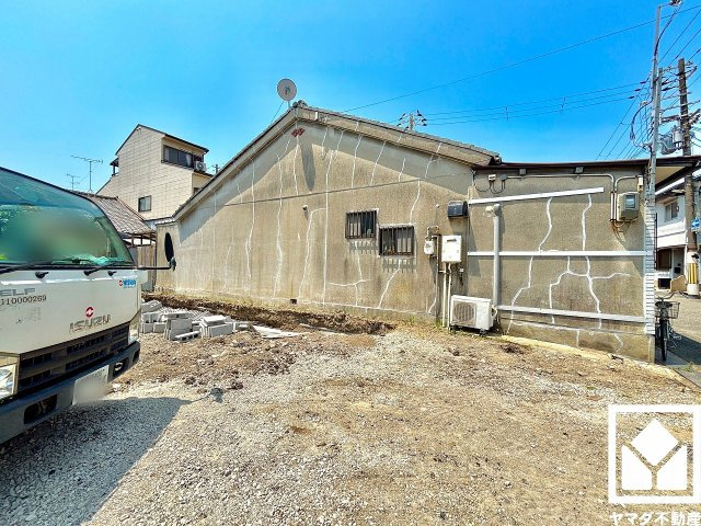 尼崎市西難波町２期の外観|トイレが1階・2階の2か所に設置されているので、朝の忙しい時間帯も混雑を避けやすい間取りです。温水洗浄便座付きで、季節を問わずいつでも温かい便座をお使いいただけます。