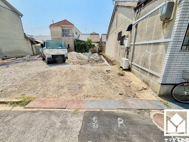 尼崎市西難波町２期の外観|玄関にはトールタイプのシューズボックスを設置。家族の靴もしっかり収納できるので、玄関がいつも片付き、気持ちよくお客様を迎えられます。お出かけの前のチェックにも便利な玄関ミラー付きです。