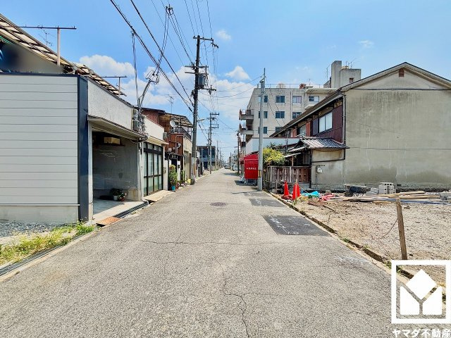 尼崎市西難波町２期の前面道路含む現地写真|前面道路幅員約6.08mとゆったりとした広さがあるのでファミリーカー等の車の出入りもしやすい立地です。