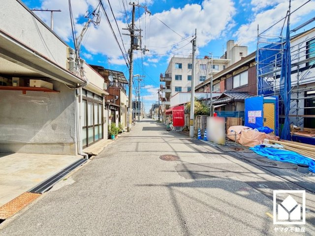 尼崎市西難波町２期の前面道路含む現地写真|前面道路幅員約6.08mとゆったりとした広さがあるのでファミリーカー等の車の出入りもしやすい立地です。