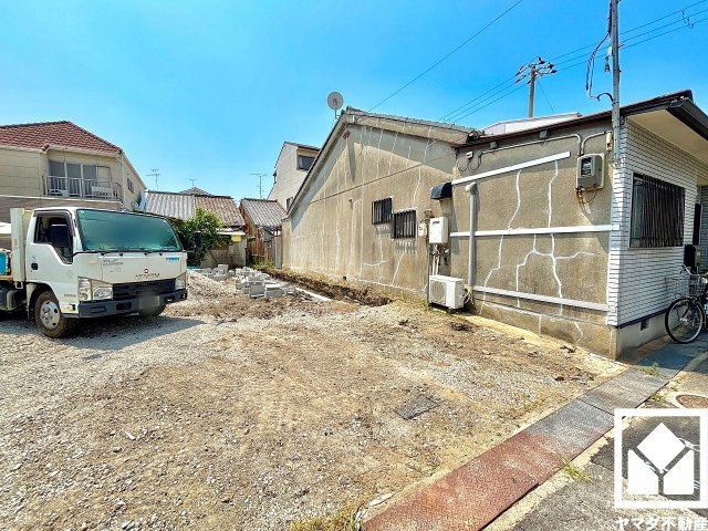 尼崎市西難波町２期の外観|駐車スペースを並列2台分確保。重い荷物や雨の日の移動もスムーズで、快適なカーライフを実現。来客時にも便利です。