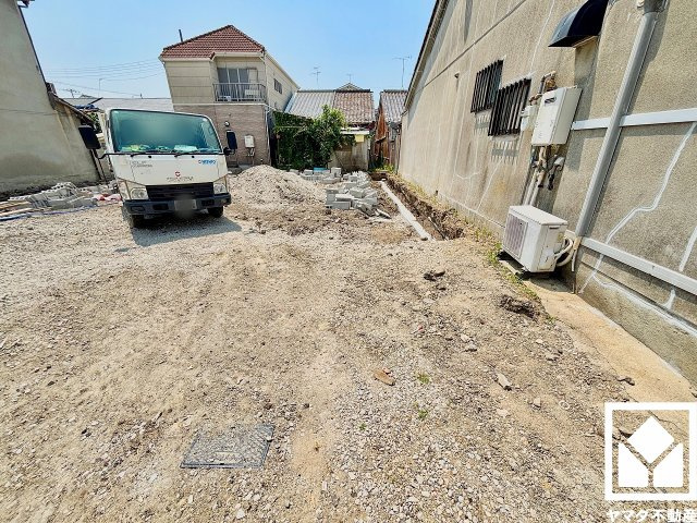 尼崎市西難波町２期の外観|2面採光の窓から自然光を取り込む、開放感あふれるリビング。柔らかな光が降り注ぎ、明るく心地の良い空間です。玄関側の窓はシャッター付きでセキュリティやプライバシーにも配慮されています。