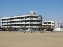 深谷西小学校まで1100m