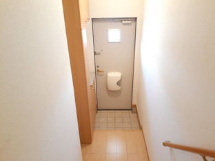 収納もある玄関です