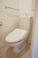 落ち着いた色調のトイレです