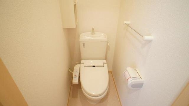 落ち着いた色調のトイレです