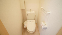 落ち着いた色調のトイレです