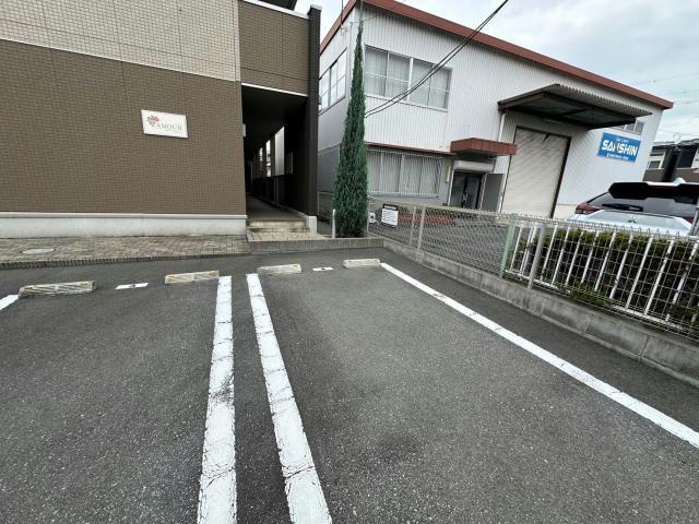 アムールの駐車場