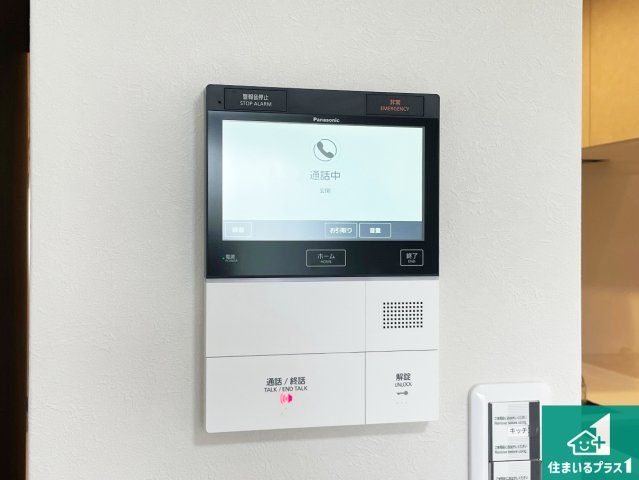 グリーンスクエア三田5号棟の防犯設備|カラーモニターインターホン！声だけでなく来訪者の姿や顔がモニターで確認できるので、小さなお子様がいらっしゃるご家庭でも安心できます！