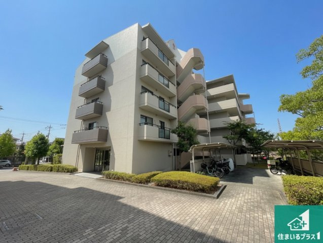 グリーンスクエア三田5号棟の外観|周辺は閑静な住宅街！前面道路広々で車の出し入れも便利です。駐車が苦手な方でも安心して車庫入れできます！