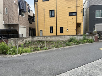 【前面道路含む現地写真】 | 2026年7月撮影
東武東上線「みずほ台」駅より徒歩7分の好立地ながら落ち着いて暮らせる環境です。