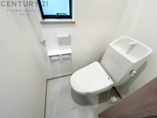 温水洗浄便座付トイレは温水洗浄機能により、暖かい水でおしりを洗浄することができ、冷たい水を使う従来の便座に比べ、温水洗浄機能で暖かいトイレを提供し、快適な使用を可能にします。