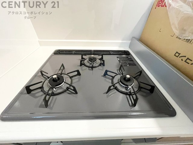 多数の調理器具を同時に使用でき、料理の効率化が可能。省エネで節約になり、様々な料理スタイルに適応できます。また、火力調整が独立しており、手入れや掃除もしやすく、今よりもっとお料理が楽しくなるかも。
