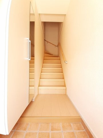 コンフォール矢三　Ｃの玄関|明るい玄関です