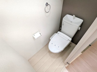 落ち着いた色調のトイレです