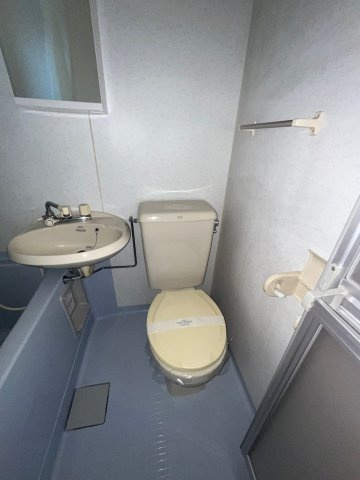落ち着いた色調のトイレです
