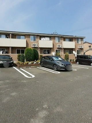 ナチュラル　フラットの駐車場|駐車場があるので、車を買う予定の方も安心です