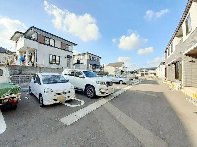 スモールウッズタウン　レイナの駐車場|車をお持ちの方に嬉しい駐車場付きの物件です
