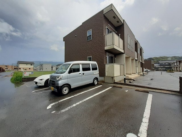 ジュネス原１番館の駐車場|駐車場があるので、車を買う予定の方も安心です
