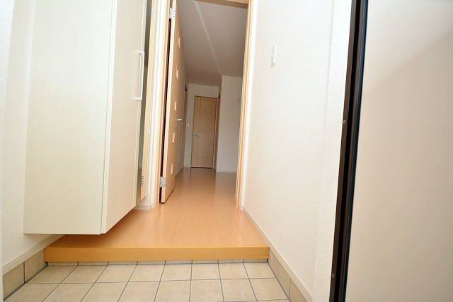 ハイフィールドの玄関|収納もある玄関です