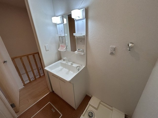 ジュネス原Ⅱ　Ｃの洗面所|コンパクトで使いやすい洗面所