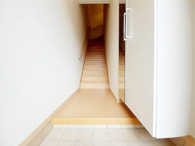 トゥーザ・ムーンＢの玄関|明るい玄関です