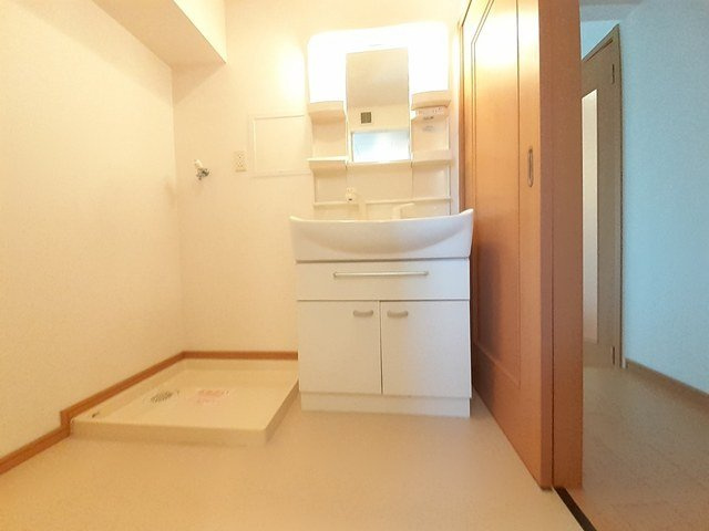 コモドポストの洗面所|ゆったりとスペースのある洗面所