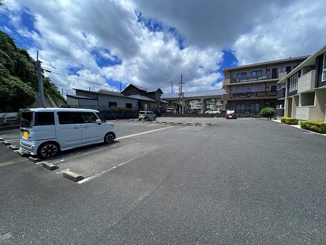 プティボヌールⅡの駐車場|車をお持ちの方に嬉しい駐車場付きの物件です