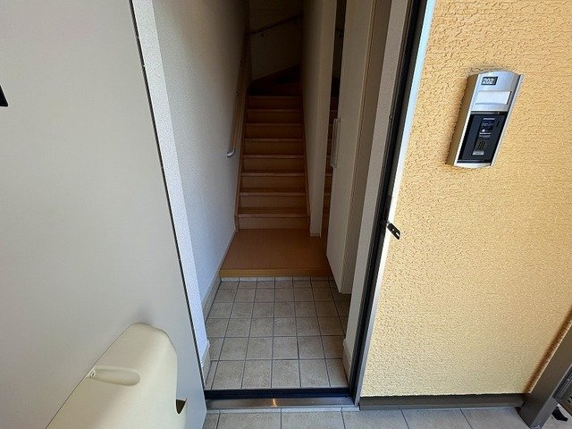 カーサデュエの玄関|明るい玄関です