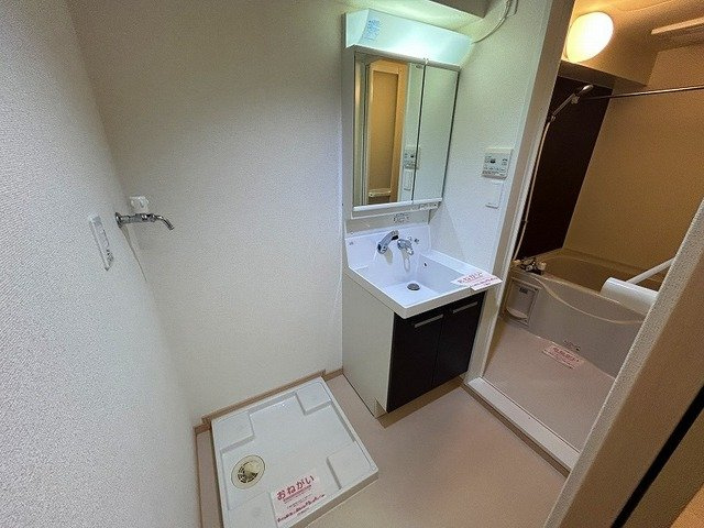 グランドステージ鏡の洗面所|脱衣スペースもあります