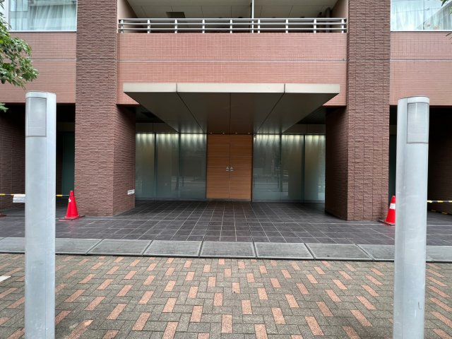 クロスレジデンス大阪新町のエントランス