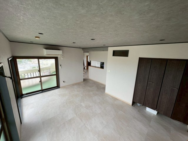 沖縄市大里2丁目中古マンションの居間・リビング|おしゃれなリビングです