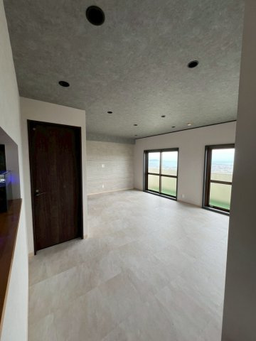 沖縄市大里2丁目中古マンションの居間・リビング|使いやすいリビングです