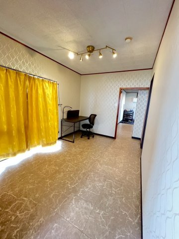 沖縄市大里2丁目中古マンションの洋室|落ち着いた色調の洋室です