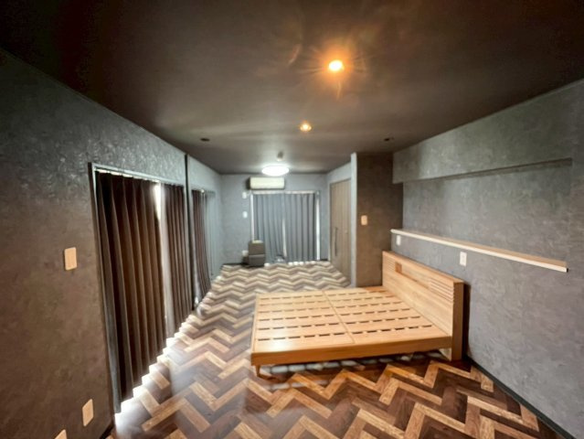 沖縄市大里2丁目中古マンションの洋室|使い勝手のいい洋室です