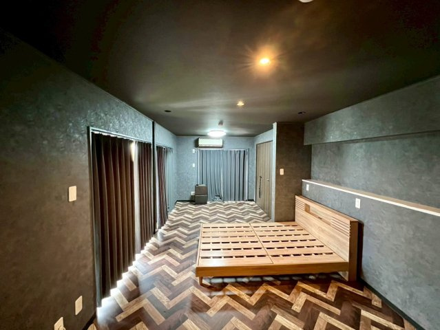 沖縄市大里2丁目中古マンションの洋室|明るい洋室です