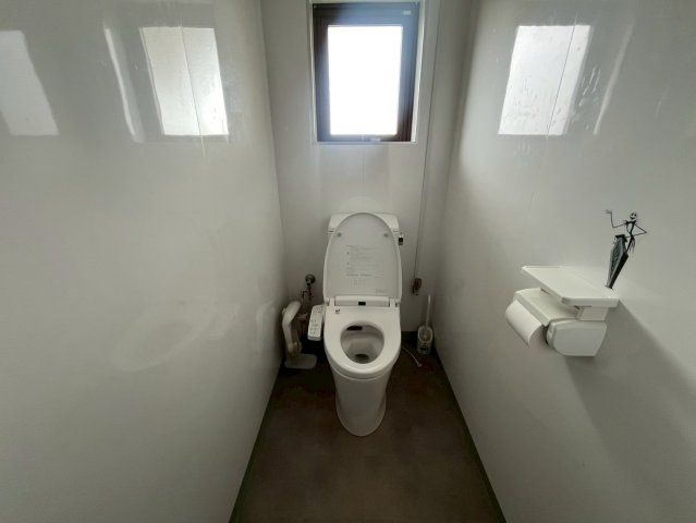 沖縄市大里2丁目中古マンションのトイレ|ゆったりとした空間のトイレです