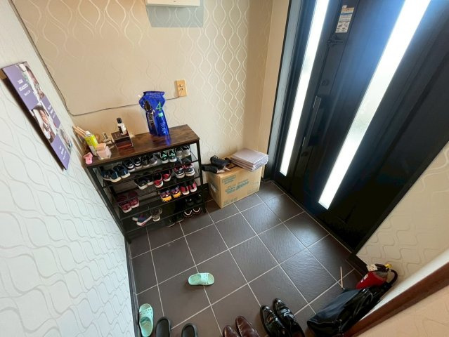 沖縄市大里2丁目中古マンションの玄関|明るくきれいな玄関です