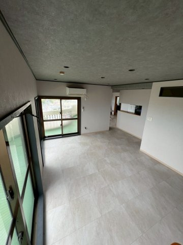沖縄市大里2丁目中古マンションの居間・リビング|ゆったりとしたリビングです