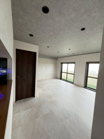 沖縄市大里2丁目中古マンションの居間・リビング|こちらの居間で趣味の時間をお楽しみください