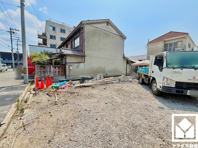 尼崎市西難波町２期の外観|カウンターキッチンなので配膳や片付けがしやすく、お料理中もリビングにいるお子様の様子が見守りやすい設計です。災害時の非常食や食料品のストックなども保存できる床下収納がございます。