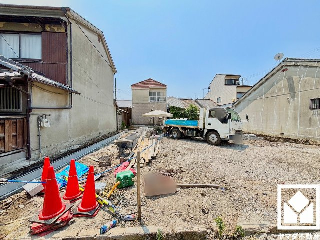 尼崎市西難波町２期の外観|真冬の寒い浴室を暖かく、また雨の日の洗濯物の乾燥にと多用途に活躍する浴室暖房乾燥機付きです。窓が設置されており、自然換気や採光も確保された明るい浴室になっています。