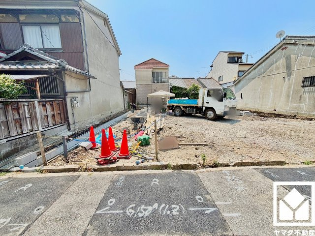 尼崎市西難波町２期の外観|リビングや1階トイレ前にも収納スペースがあり、住空間を広々お使いいただけます。日用品のストックなどもすっきり片付きます。