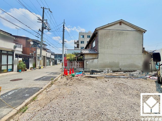 尼崎市西難波町２期の外観|玄関にはトールタイプのシューズボックスを設置。家族の靴もしっかり収納できるので、玄関がいつも片付き、気持ちよくお客様を迎えられます。お出かけの前のチェックにも便利な玄関ミラー付き。
